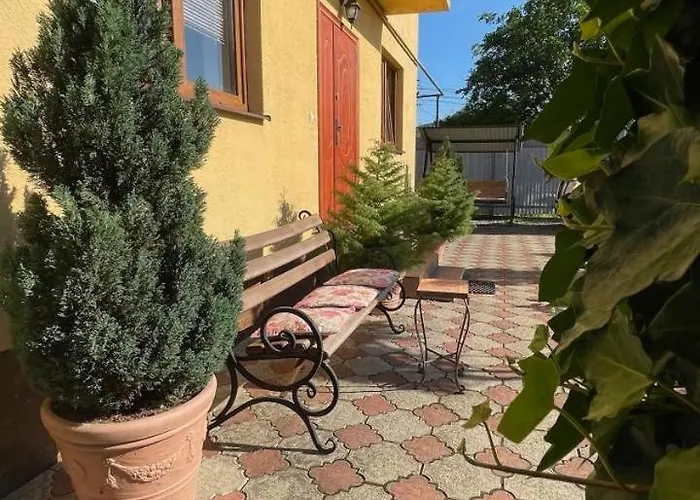 квітковий двір Country house